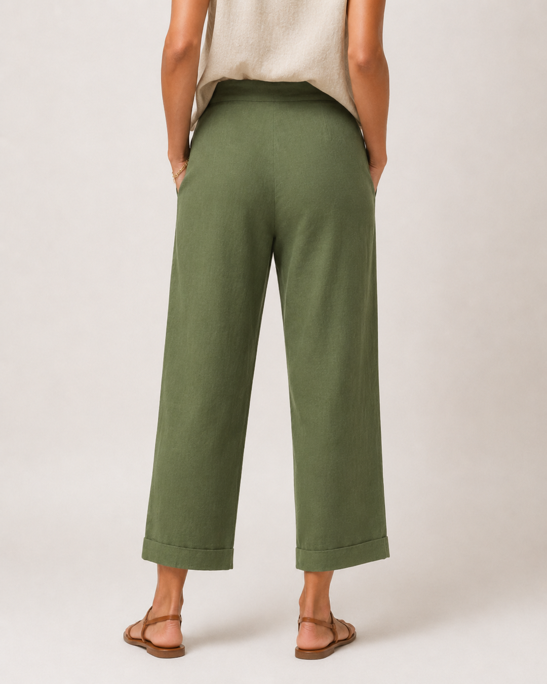 Pantalon ample femme fluide, un vêtement confort polyvalent pour un style décontracté ou chic d'été.