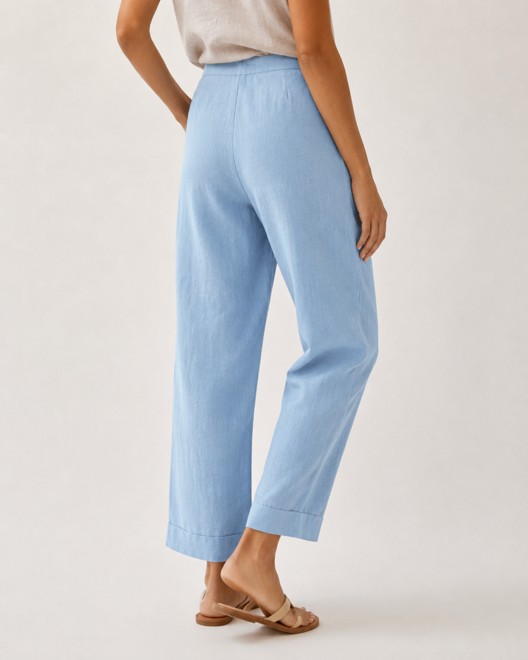 Pantalon fluide ample femme plié. Vêtement confortable et élégant pour la mode estivale.