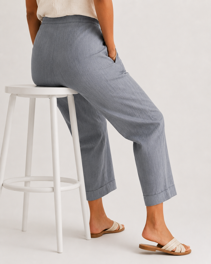 Femme en pantalon ample fluide. Silhouette élégante et décontractée, idéale pour la mode estivale.