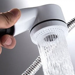 Mitigeur lavabo avec douchette extractible. Robinet de salle de bain pratique pour un usage quotidien.