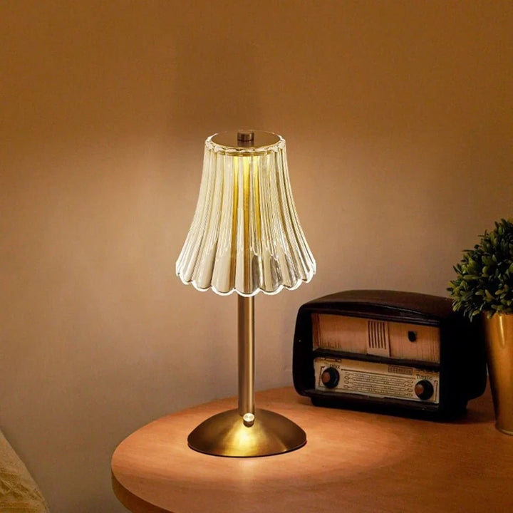 Lampe de table LED rechargeable sans fil, design cristal doré. Facile à déplacer pour une ambiance partout.