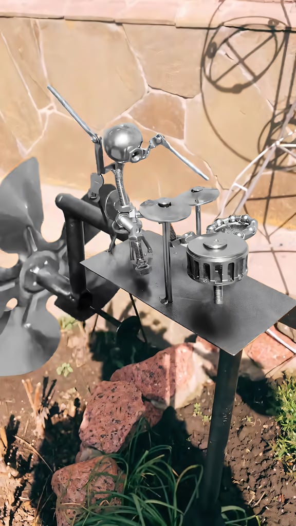 Mobile éolien rock en mouvement, décor jardin pour terrasse. Girouette musicale avec guitariste et batteur animés par le vent.