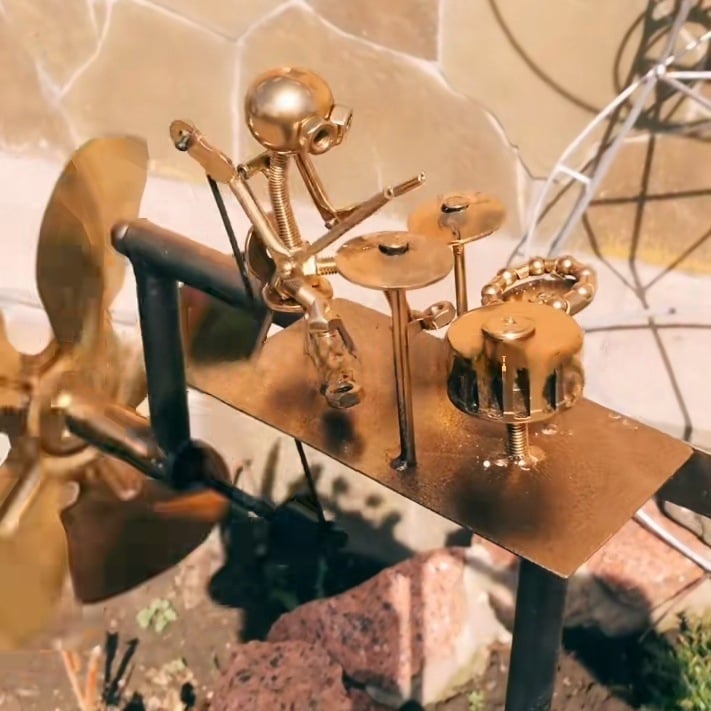 Art extérieur: mobile éolien musical groupe de rock. Décoration rustique pour jardin, balcon, terrasse avec figurines de musiciens.