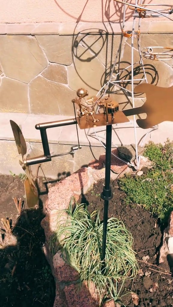 Cadeau original: mobile éolien musical groupe de rock. Décoration de jardin et terrasse unique pour amateurs de musique et vent.