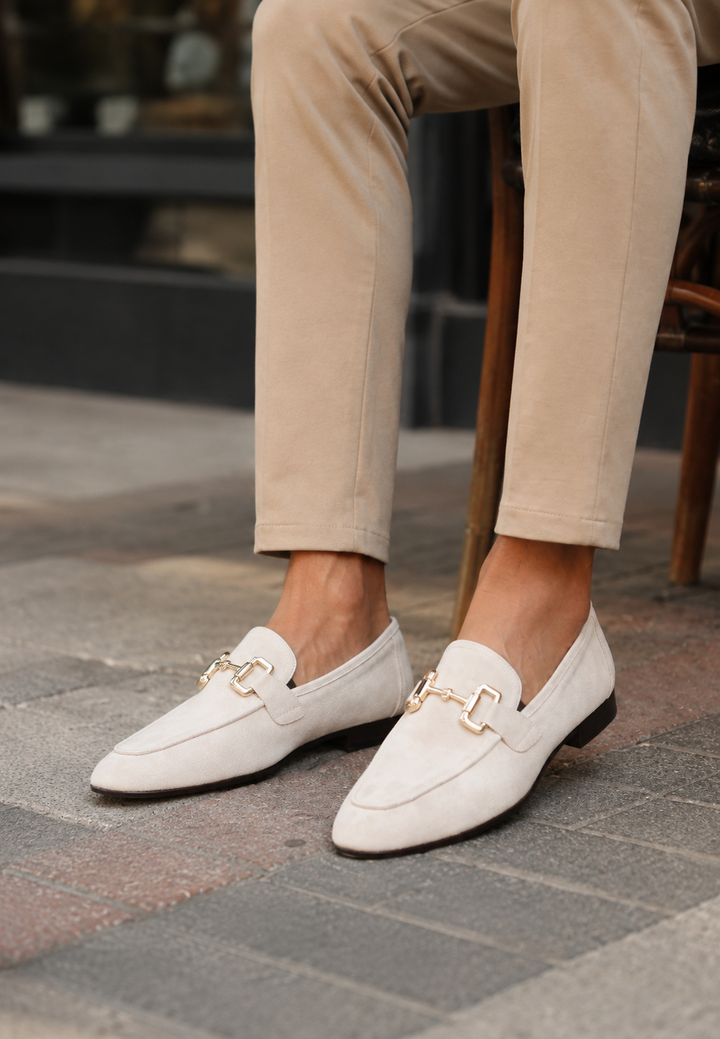 Mocassins homme noirs classiques avec boucle métallique, élégants et confortables pour tout style.