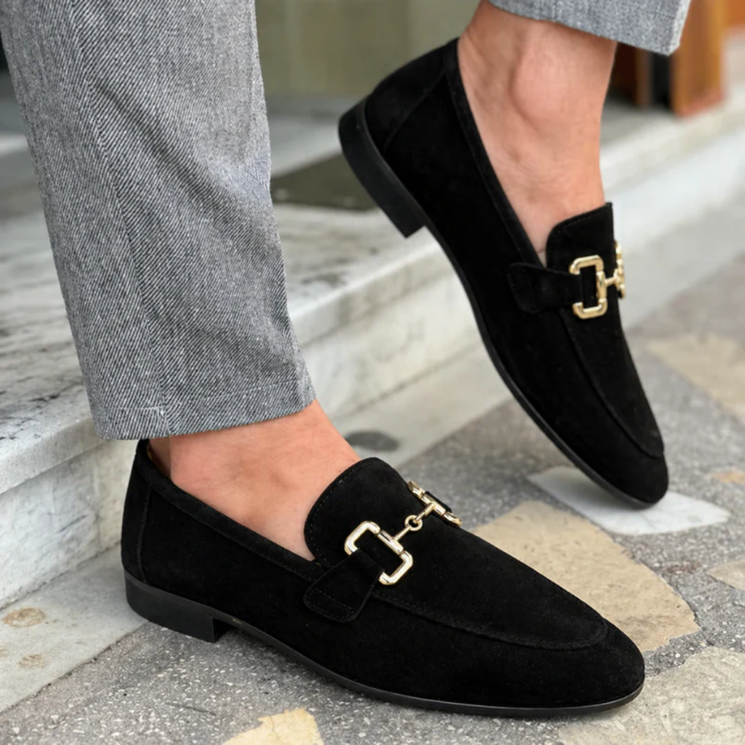 Mocassins homme élégants, noirs, avec boucle métallique. Chaussures à enfiler, classiques et très confortables.