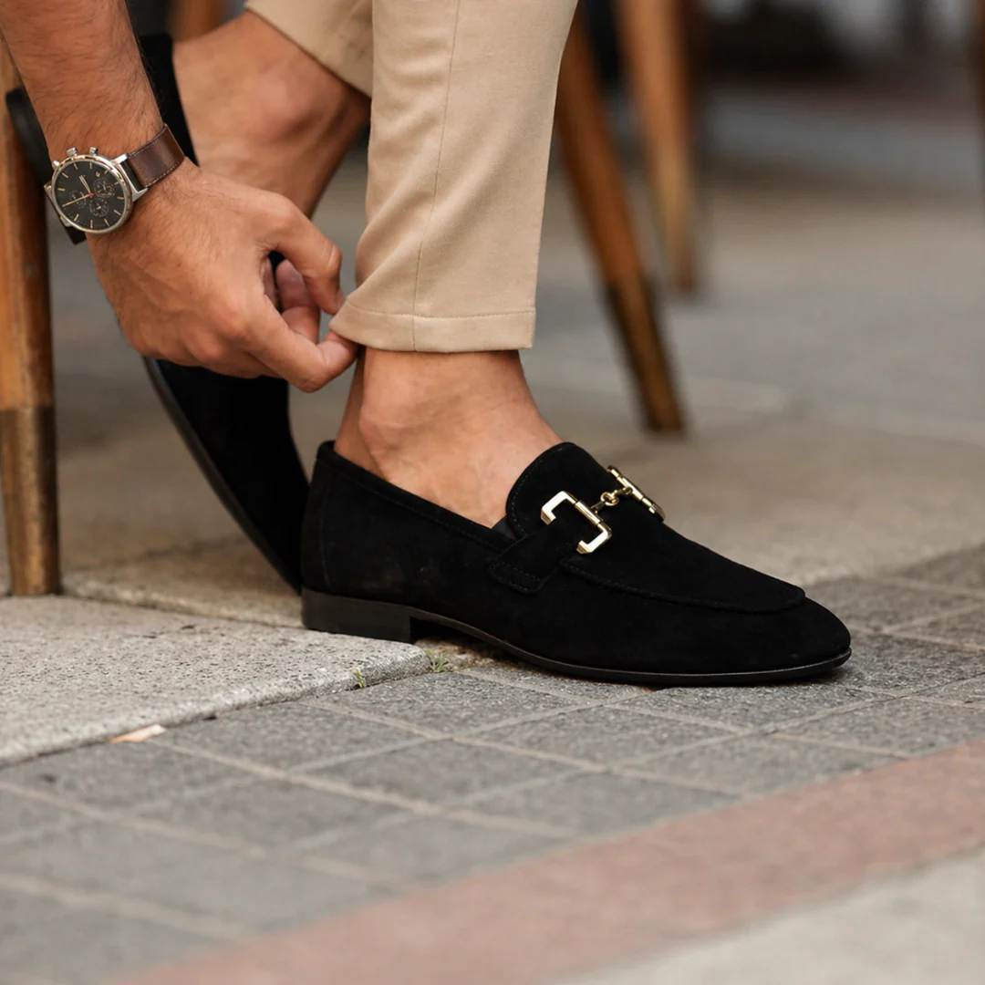 Mocassins homme noirs, style classique élégant avec boucle métallique. Parfaits pour toute occasion.