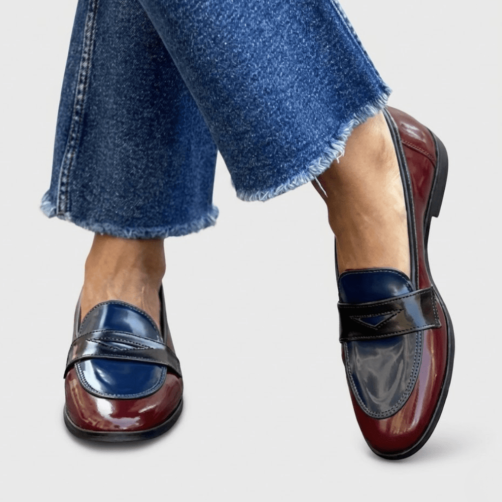 Chaussures mocassins femmes bicolores à talon plat, parfaites pour le printemps. Confort et mode féminine décontractée.