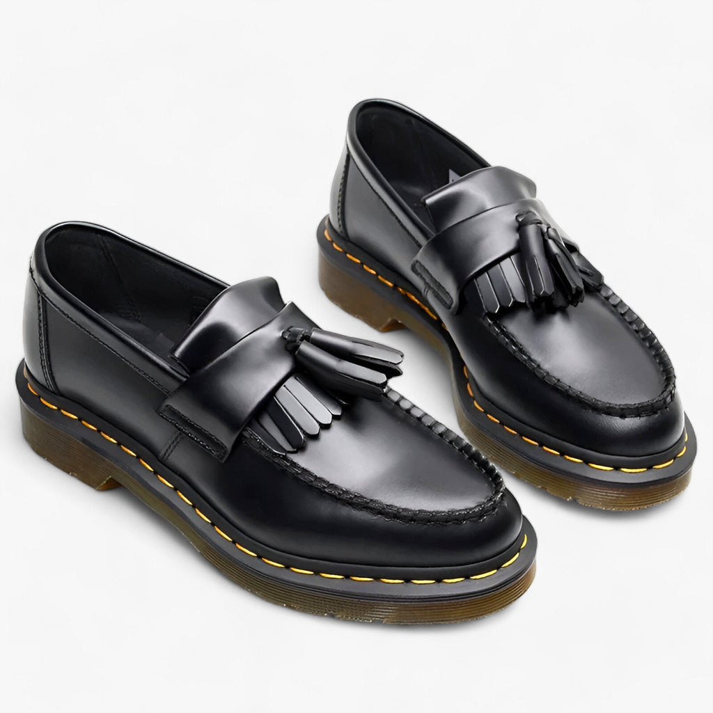 Mocassins élégants pour hommes avec pampilles. Chaussures classiques idéales pour bureau et look décontracté chic.