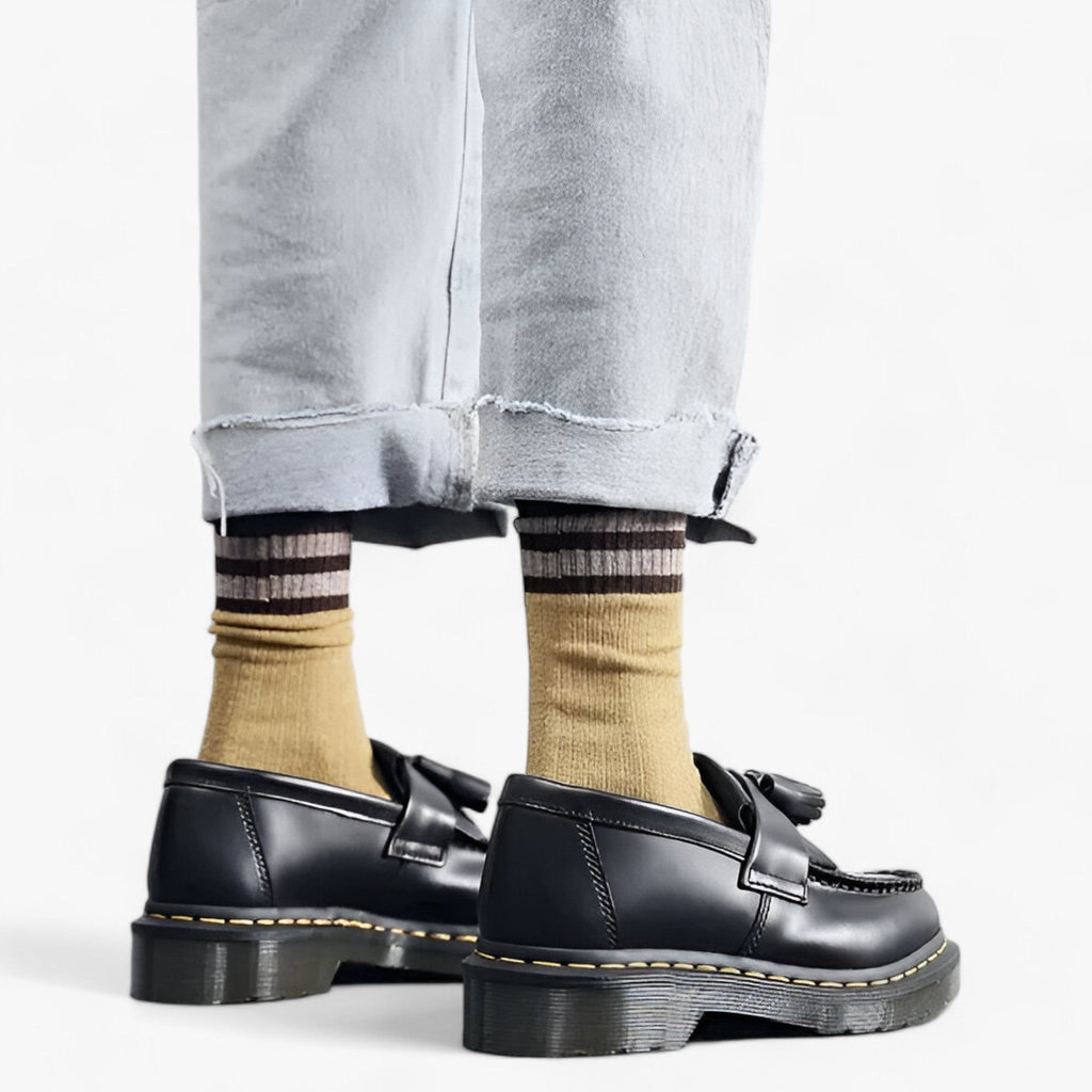 Classique. Mocassins à pampilles pour hommes, design chic et polyvalent. Idéals pour look élégant ou décontracté.