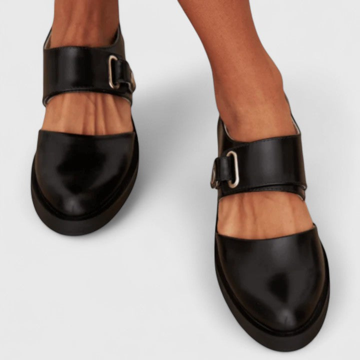Babies mocassins plats pour femme, couleur noire, avec bride cheville sophistiquée. Confort et élégance au quotidien.