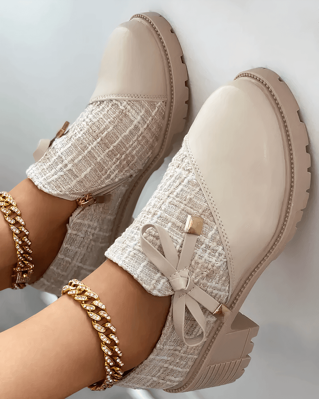 Texture raffinée des mocassins femmes, chaussures élégantes et polyvalentes pour un look chic au printemps/été.