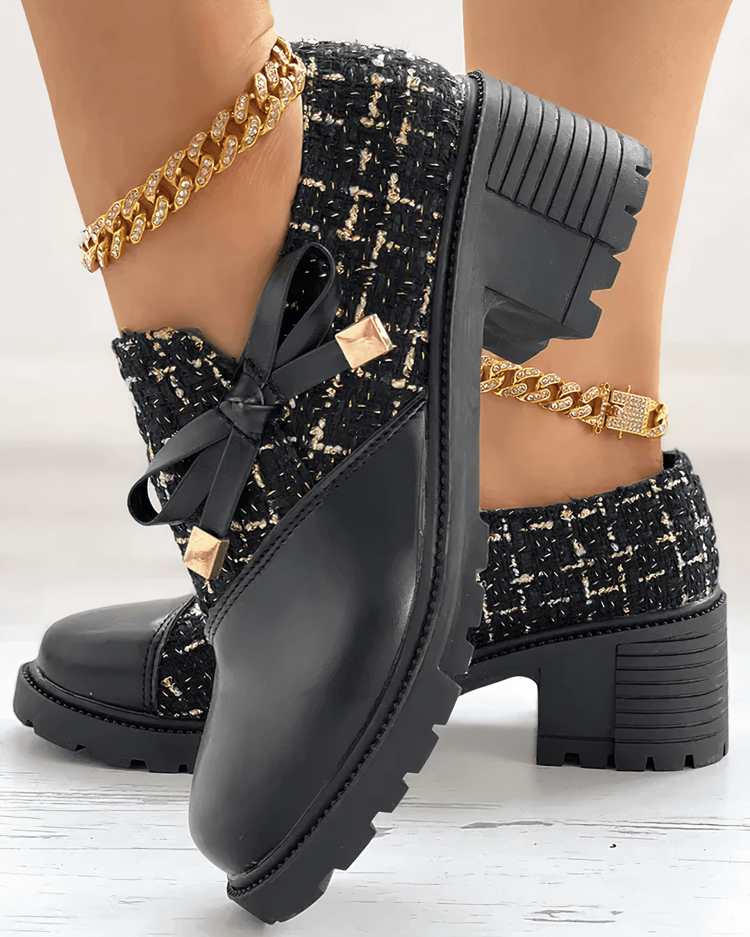 Profil des mocassins femmes à talon bloc, offrant une silhouette élégante et un confort durable pour toutes occasions.
