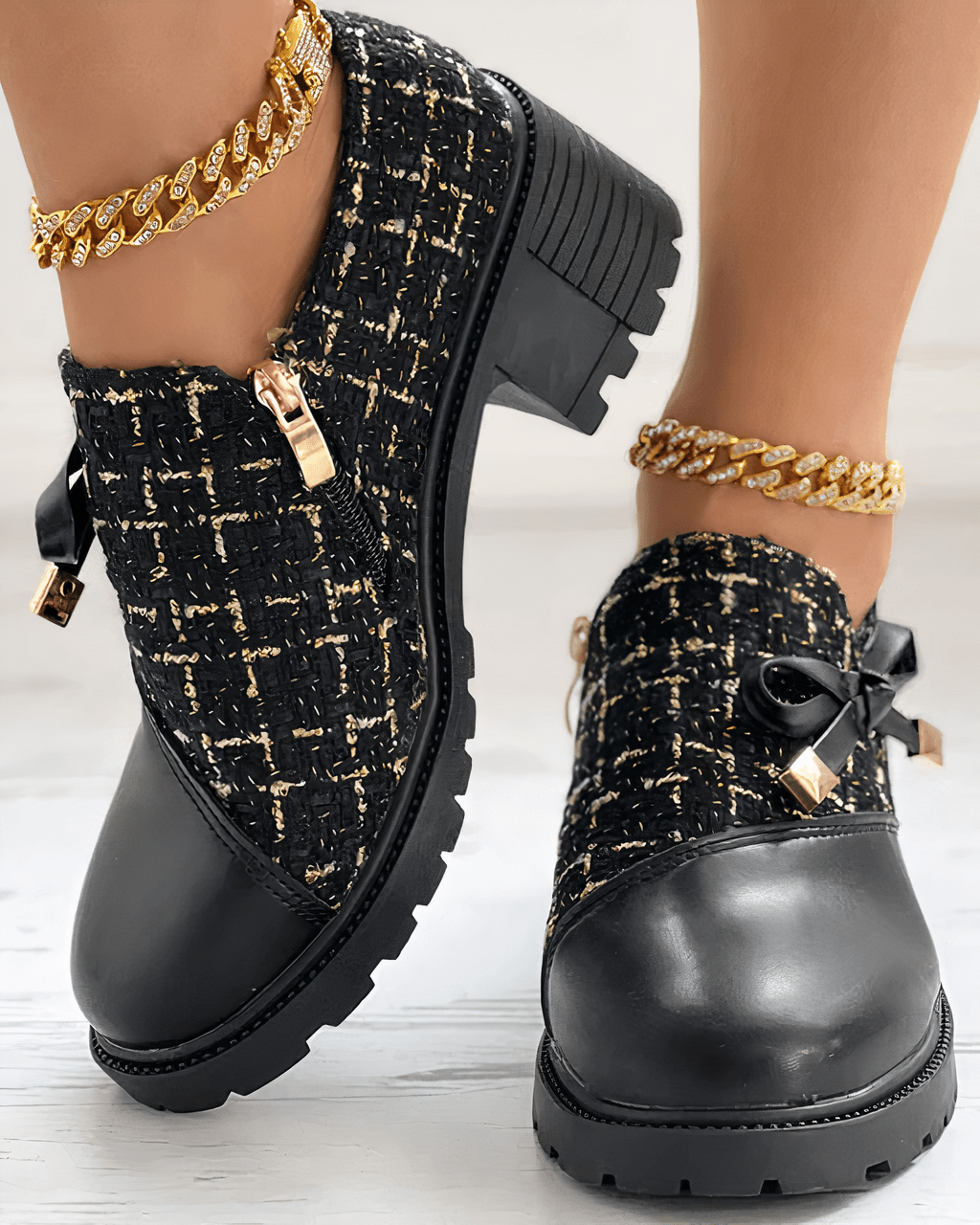 Vue de face des mocassins femmes à talon bloc, design classique et élégant, parfaits pour un look professionnel chic.