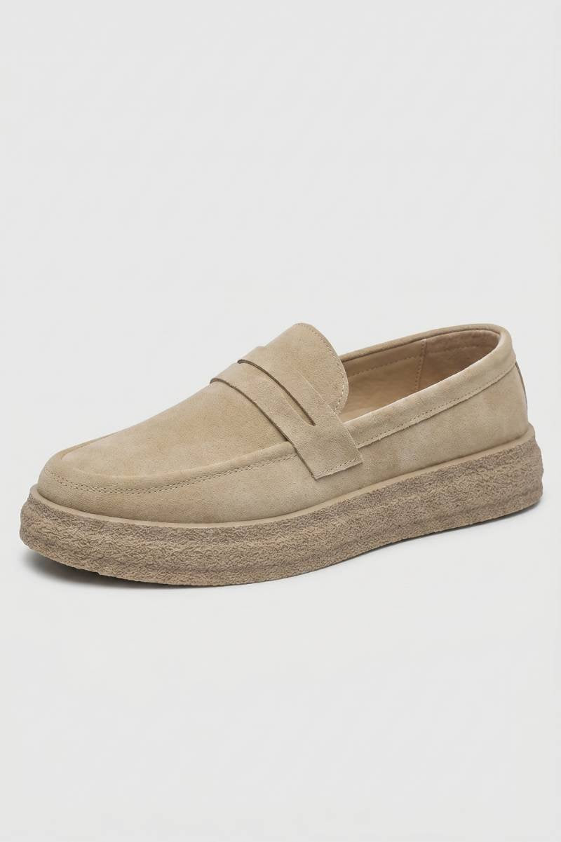 Chaussures mocassins hommes sans lacets, semelle épaisse. Design épuré, confort toute saison, parfait pour le casual chic.