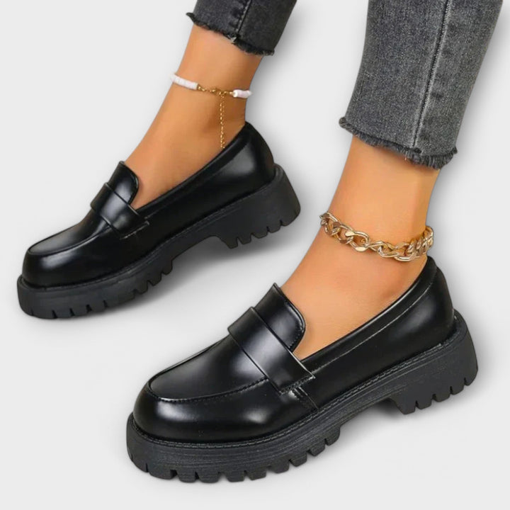 Mocassins orthopédiques noirs pour femme, offrant un confort optimal et un soutien au quotidien.