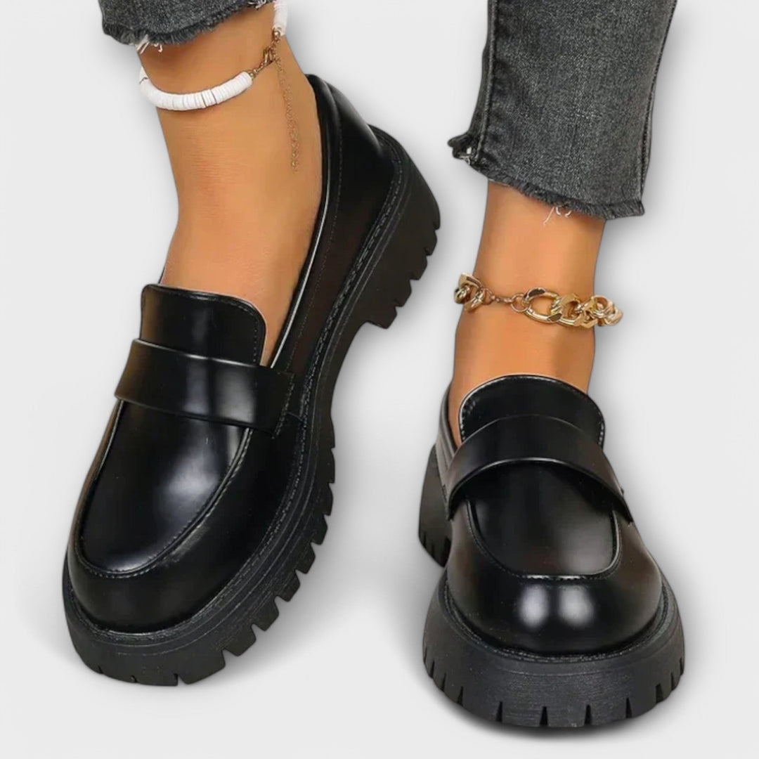 Élégants mocassins plats noirs pour femme, confortables et orthopédiques, parfaits pour l'usage quotidien.