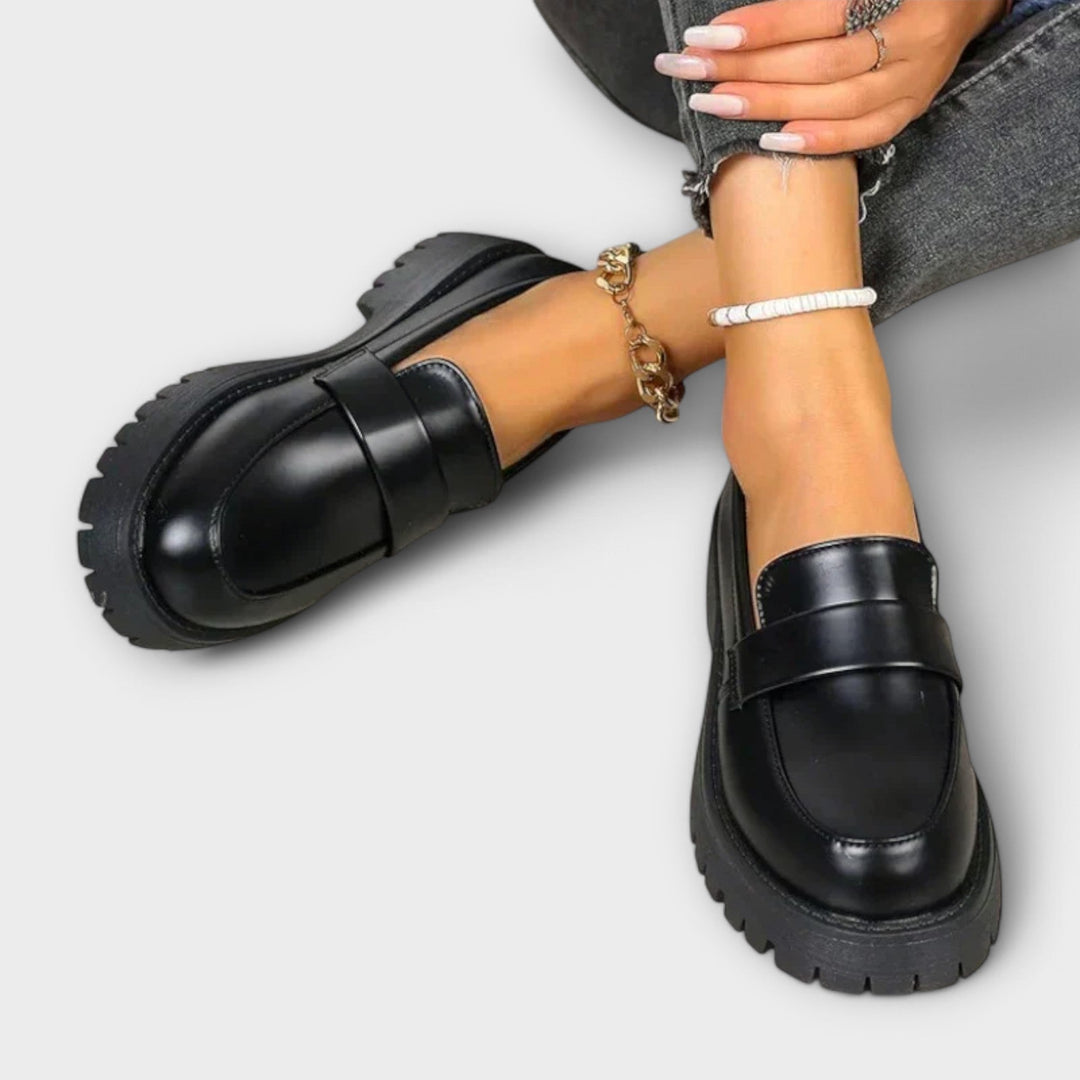 Paire de mocassins noirs orthopédiques pour femme, conçus pour le confort et le style au quotidien.