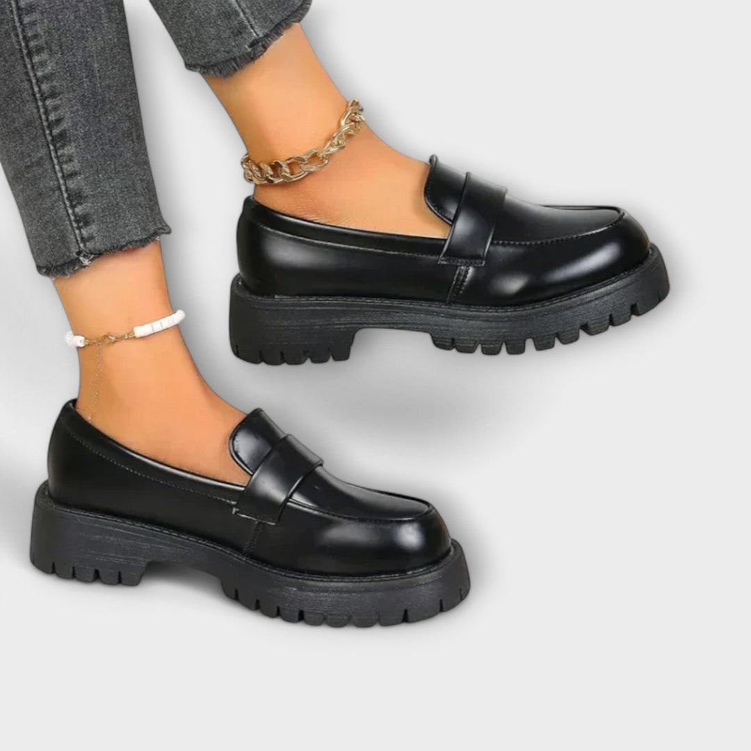 Mocassins femme noirs, chaussures plates orthopédiques offrant confort et élégance pour le bien-être.