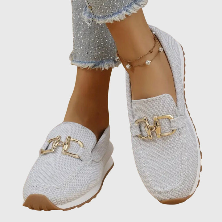 Paire de mocassins orthopédiques femme élégants, offrant soutien et bien-être au quotidien.