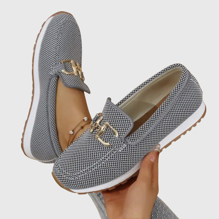 Détail des mocassins orthopédiques femme, matériau respirant et semelle intérieure confort.