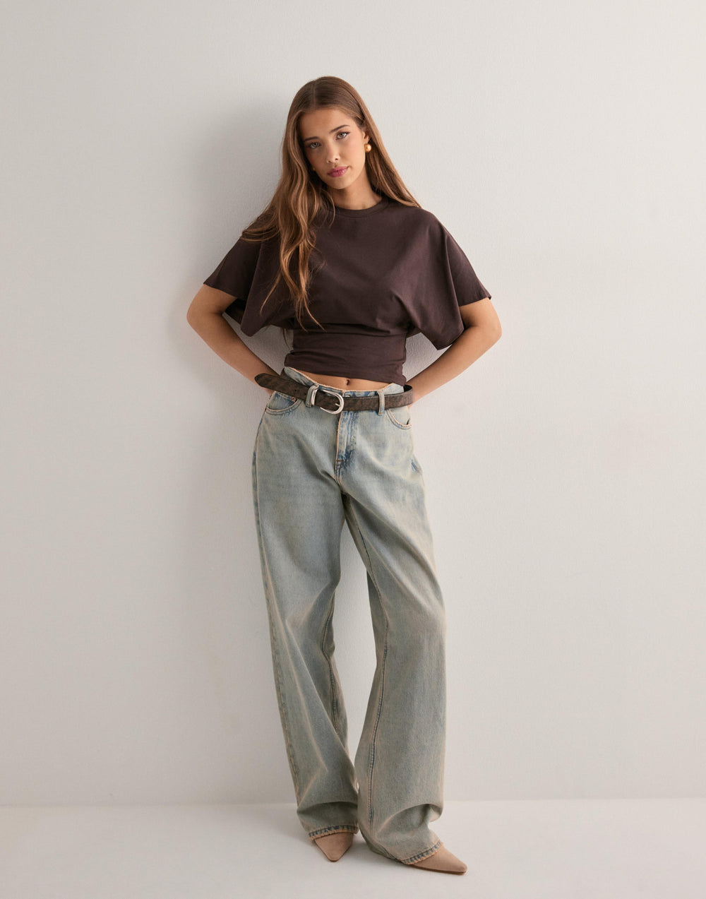 Haut femme chic et polyvalent, avec manches évasées. Idéal pour un look décontracté ou bureau.