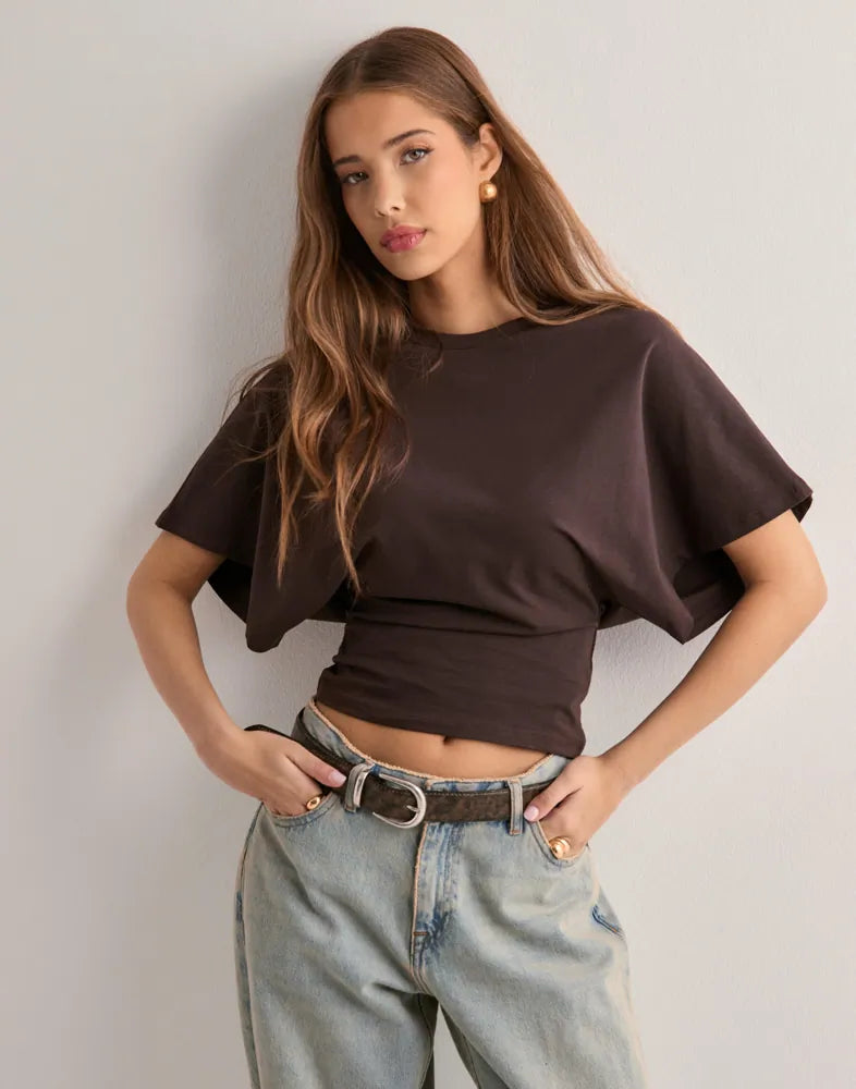 T-shirt femme élégant à manches évasées et coupe cintrée flatteuse, parfait pour une silhouette chic.