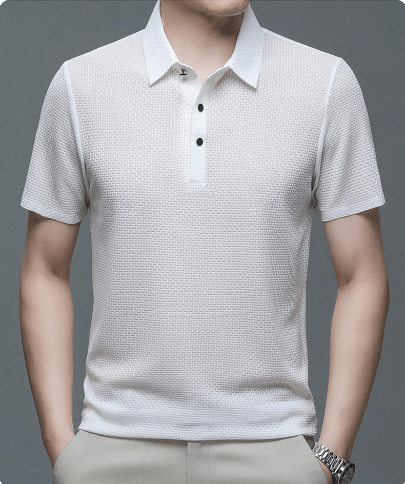 Polo homme léger et aéré. Parfait pour garder la fraîcheur et l'élégance tout l'été.