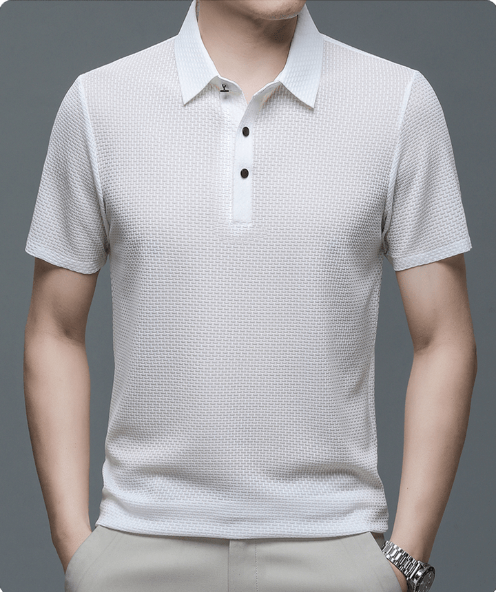 Polo homme léger et aéré. Parfait pour garder la fraîcheur et l'élégance tout l'été.