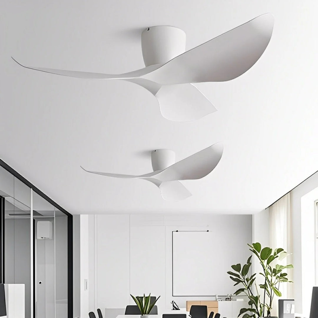 Ventilateur de plafond silencieux, design moderne, pales en bois pour un intérieur stylé.
