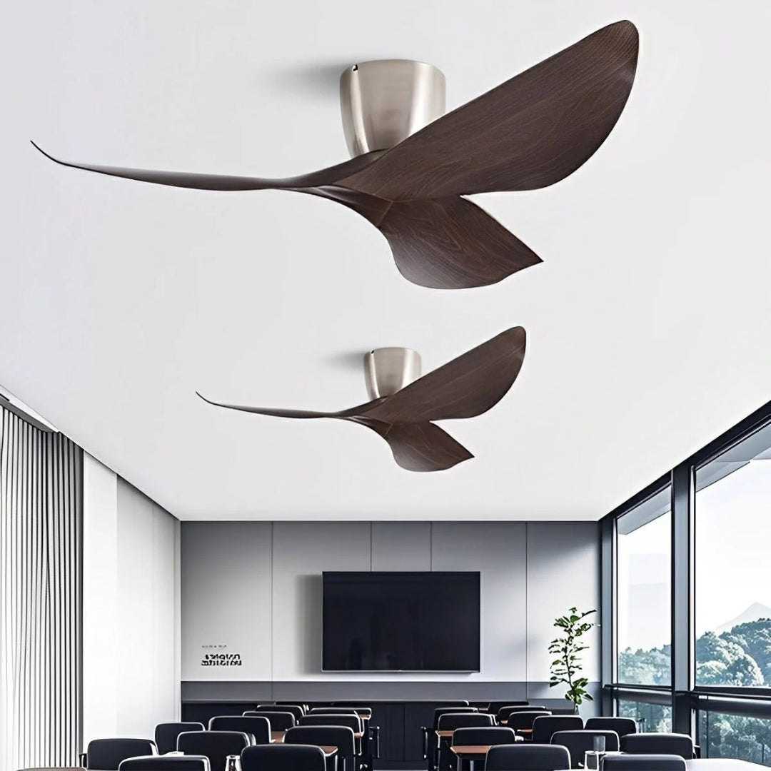 Ventilateur de plafond avec pales en bois, silencieux, pour un intérieur moderne et chaleureux.
