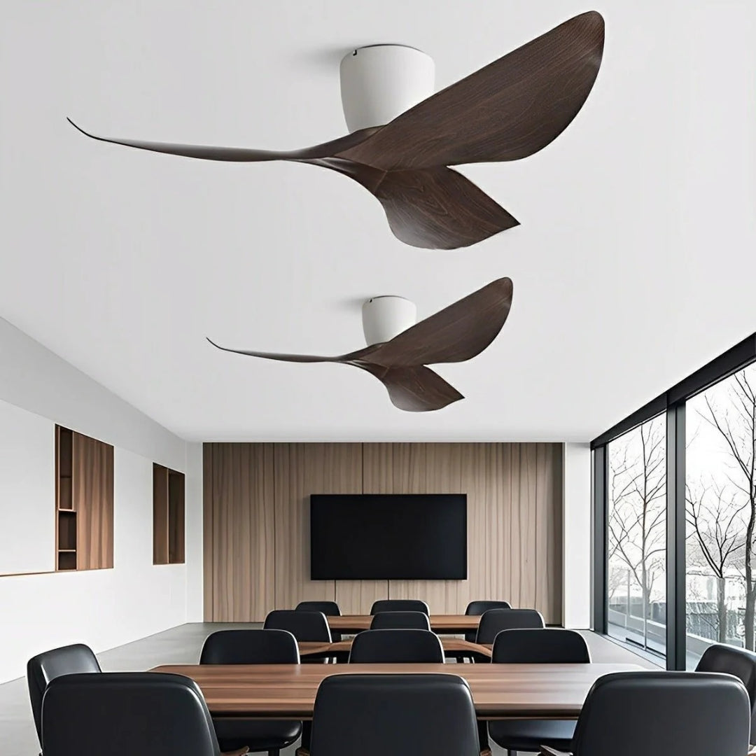 Ventilateur de plafond performant et silencieux, assure une ventilation optimale toute l'année.
