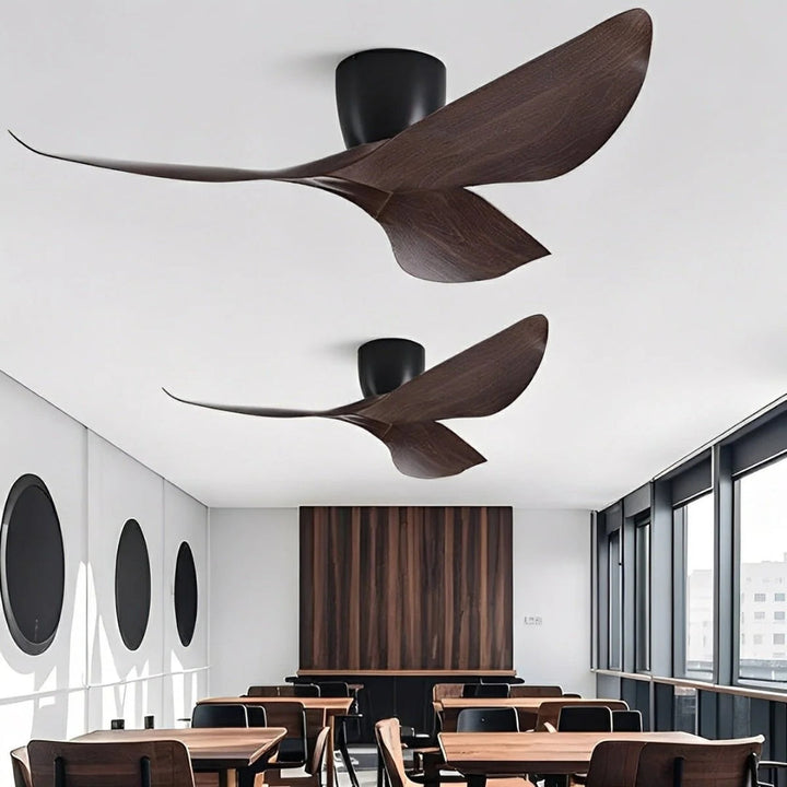 Ventilateur de plafond design moderne, pales en bois clair, s'intègre parfaitement dans tout intérieur.