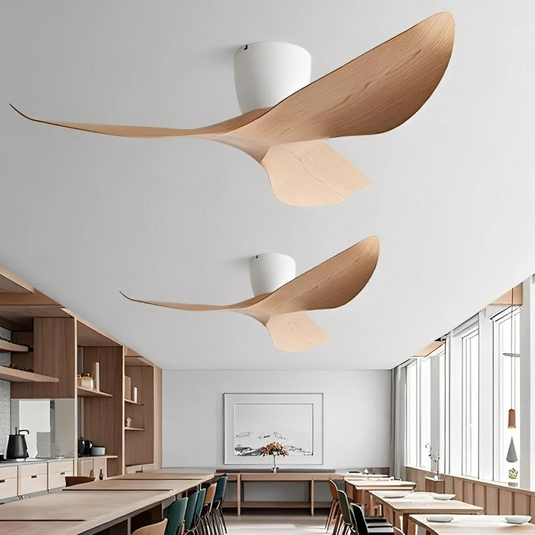 Ventilateur de plafond moderne pour salon ou chambre, silencieux, avec interrupteur mural.