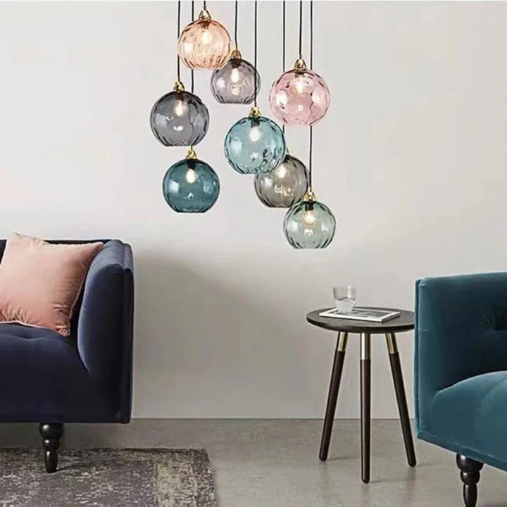 Lustre contemporain 3 lumières, design épuré pour salle à manger contemporaine.