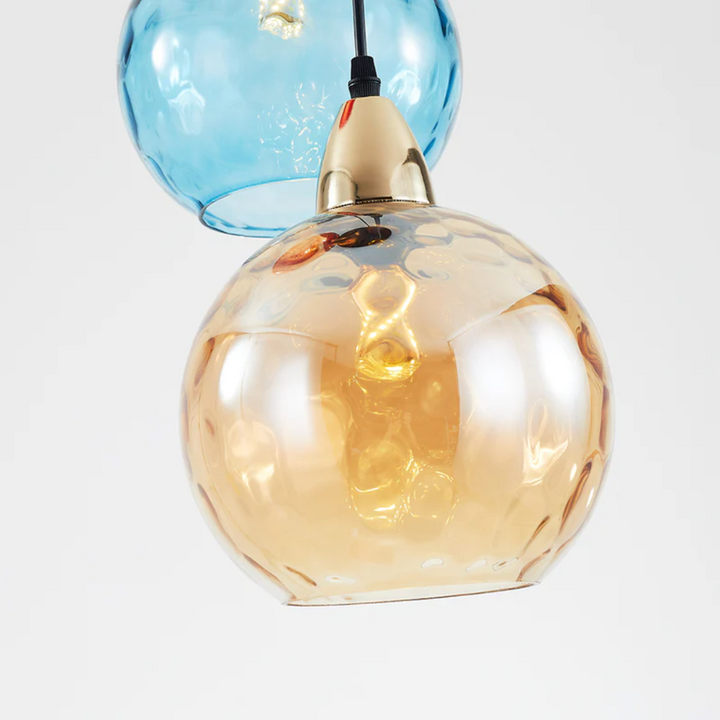 Lustre contemporain 3 points lumineux, lumière douce et chaleureuse pour le salon.