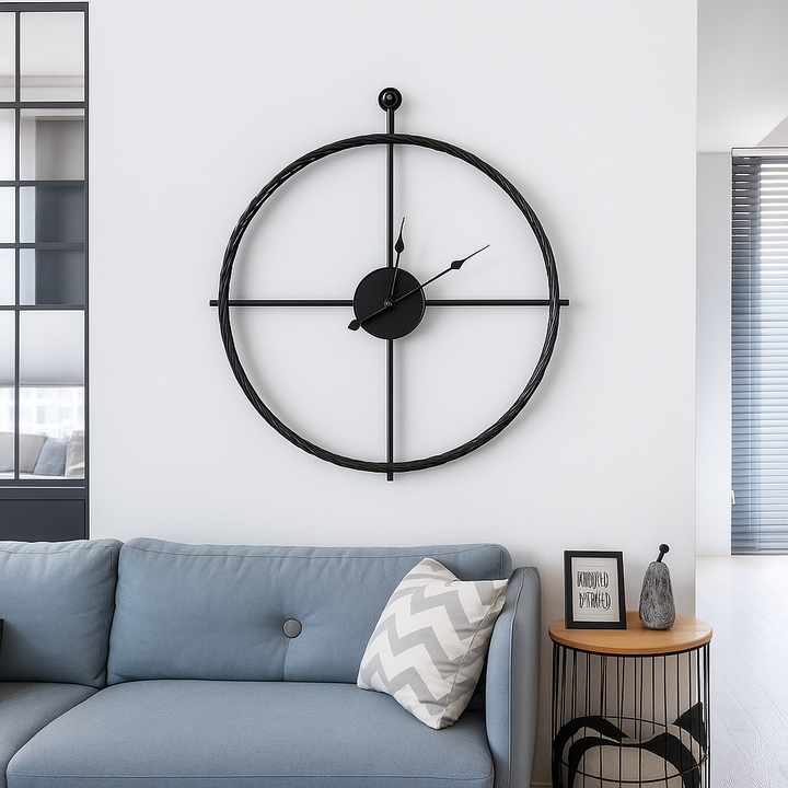 Horloge murale décorative silencieuse, grand cadran noir et éléments dorés, style épuré.