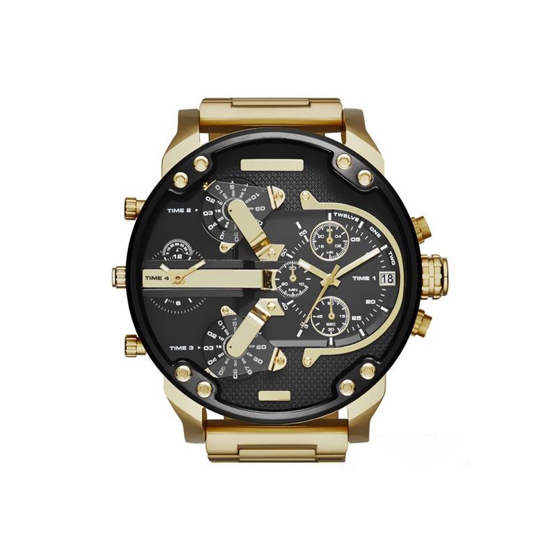 Gros plan sur le cadran noir d'une montre chronographe quartz homme, aiguilles lumineuses et affichage précis.