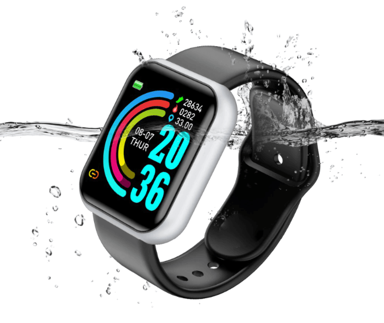 Montre connectée au poignet lors d'une randonnée, suivi précis du sport, de l'activité et de la santé.