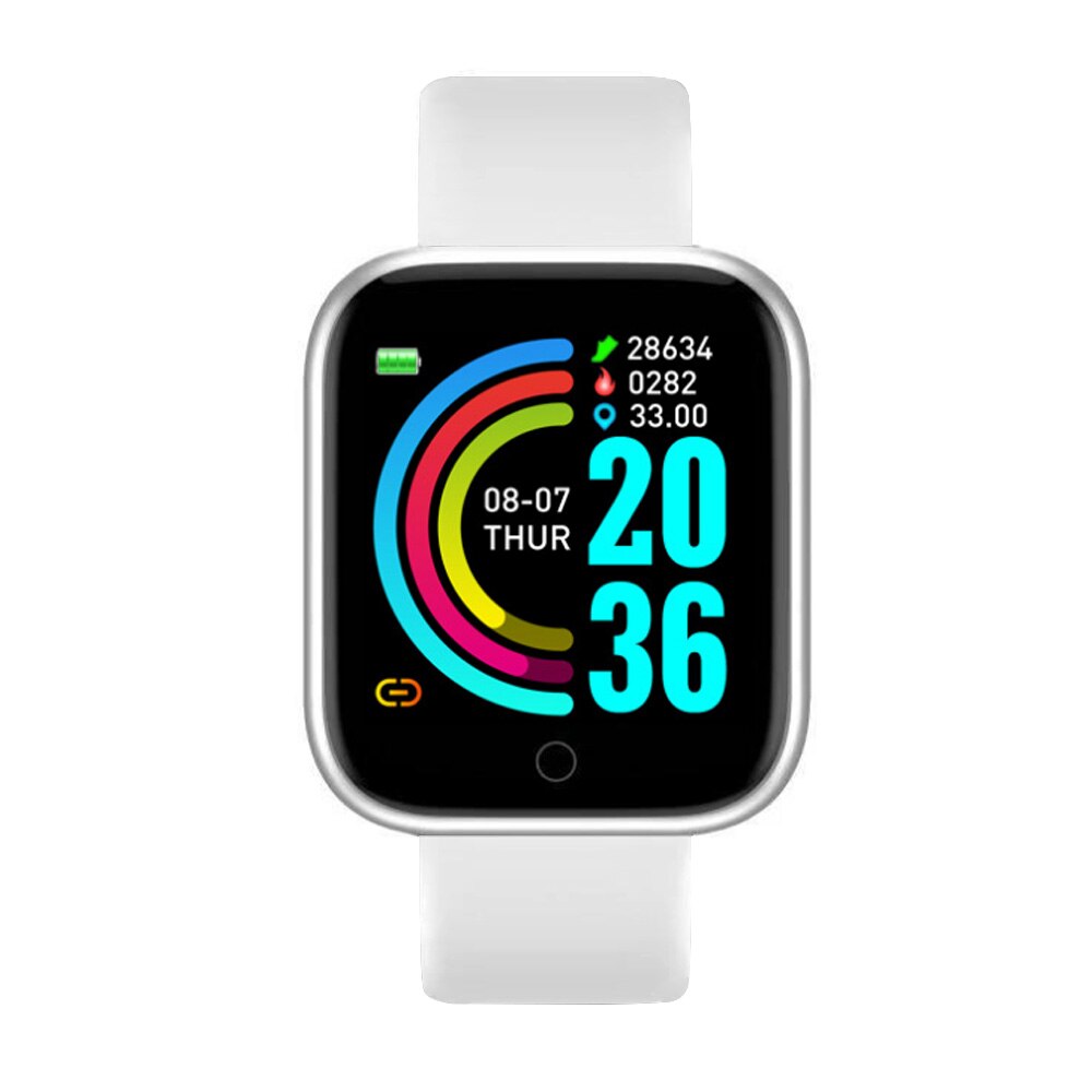 Montre connectée sport au poignet pendant le jogging, suivi activité, cardio et fitness précis.