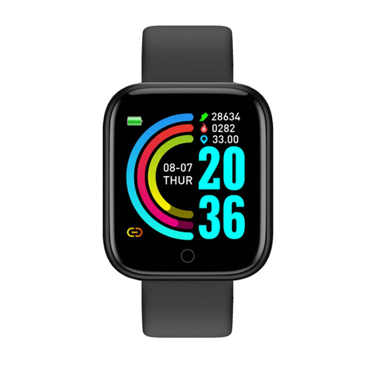 Montre connectée de sport avec bracelet noir, idéale pour suivre l'activité et le fitness en extérieur.