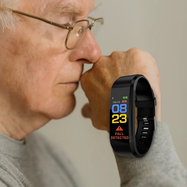 Senior souriant portant sa montre connectée, symbolisant l'autonomie retrouvée et la sécurité garantie.