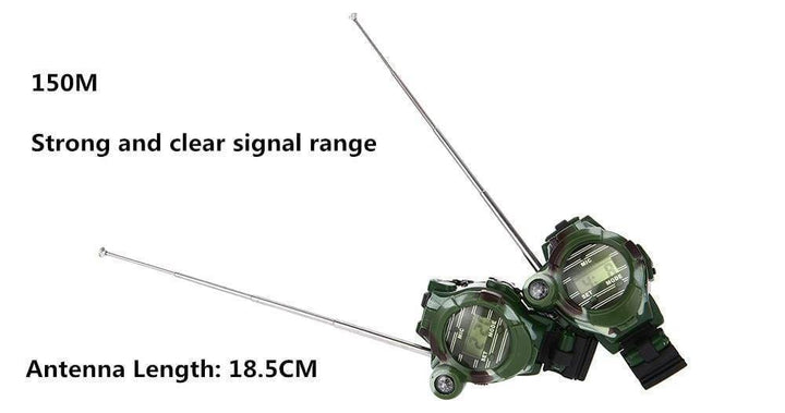 Jeune aventurier utilisant sa montre talkie-walkie camouflage pour l'exploration et la communication en pleine nature.