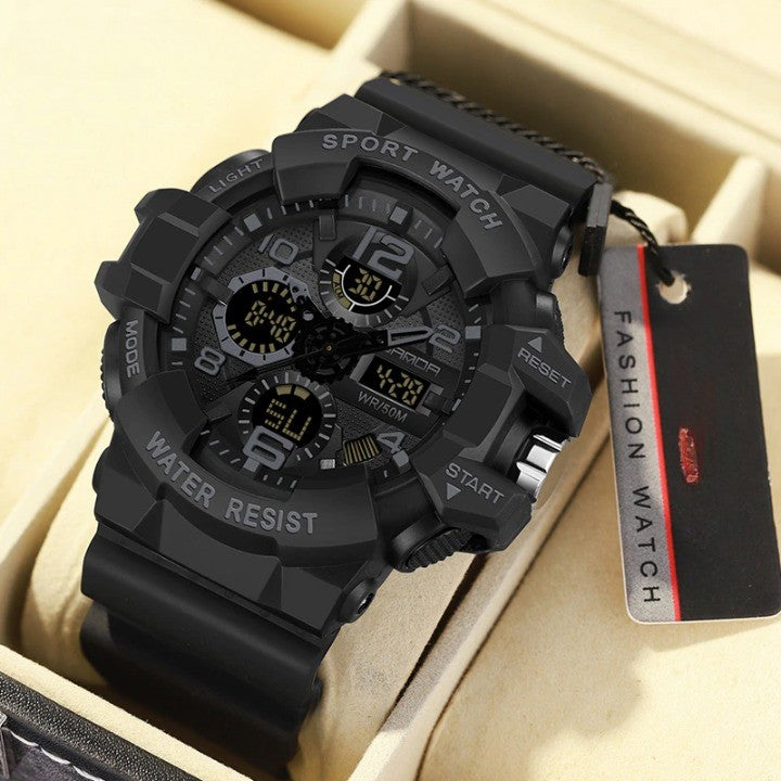 Montre numérique tactique homme, avec fonctions chronomètre et étanchéité, idéale pour activités sportives.