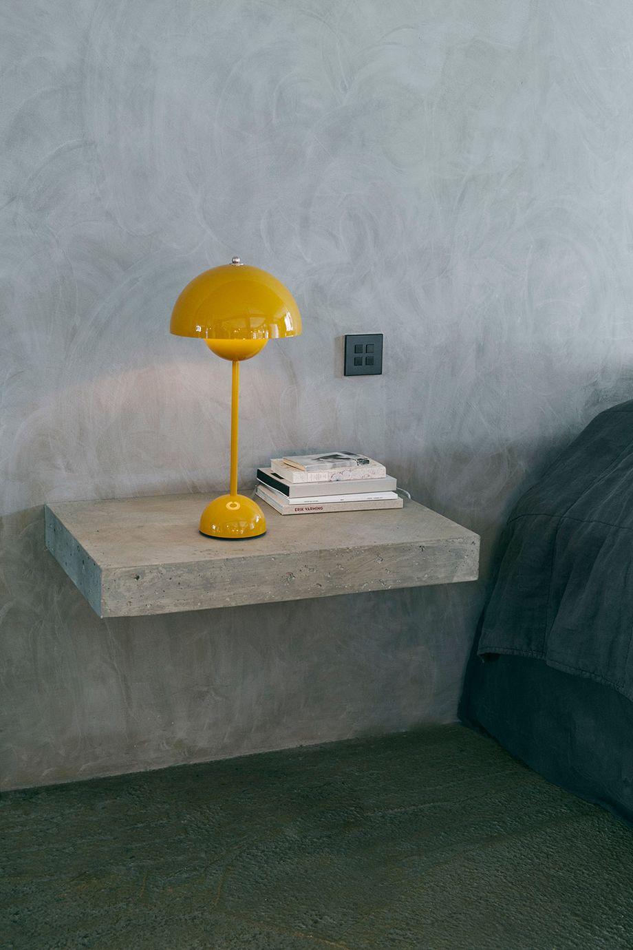 Lampe à poser vintage et moderne, LED dimmable, abat-jour design, parfaite pour votre intérieur.