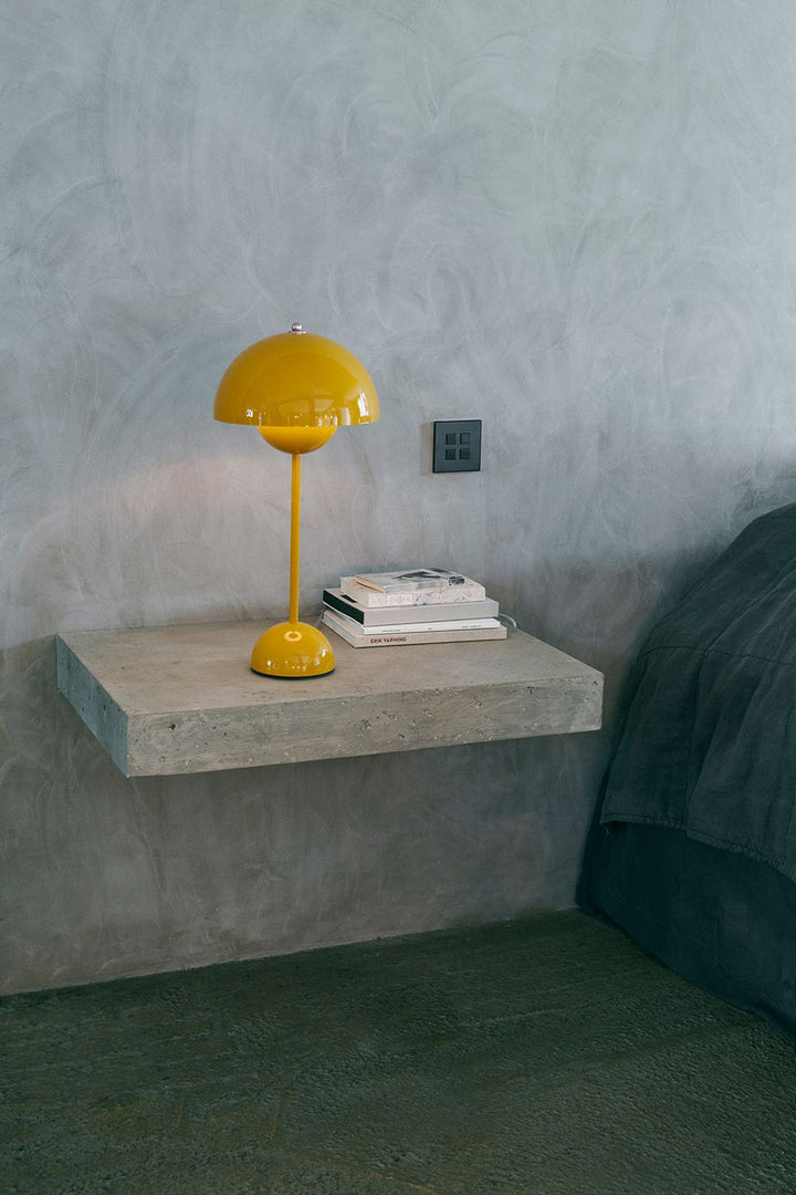 Lampe à poser vintage et moderne, LED dimmable, abat-jour design, parfaite pour votre intérieur.