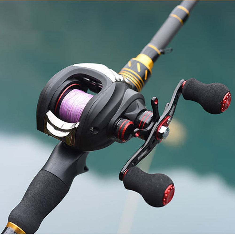 Baitcasting ultraléger avec frein magnétique, idéal pour lancers longs et précis, équipement haute performance.