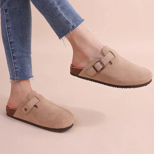Mules confortables femme beiges avec soutien orthopédique. Chaussures plates d'été pour un bien-être optimal.