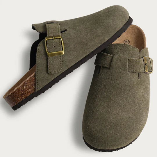 Mules vertes pour femmes avec soutien du pied. Chaussures plates confortables et tendance, style décontracté pour l'été.