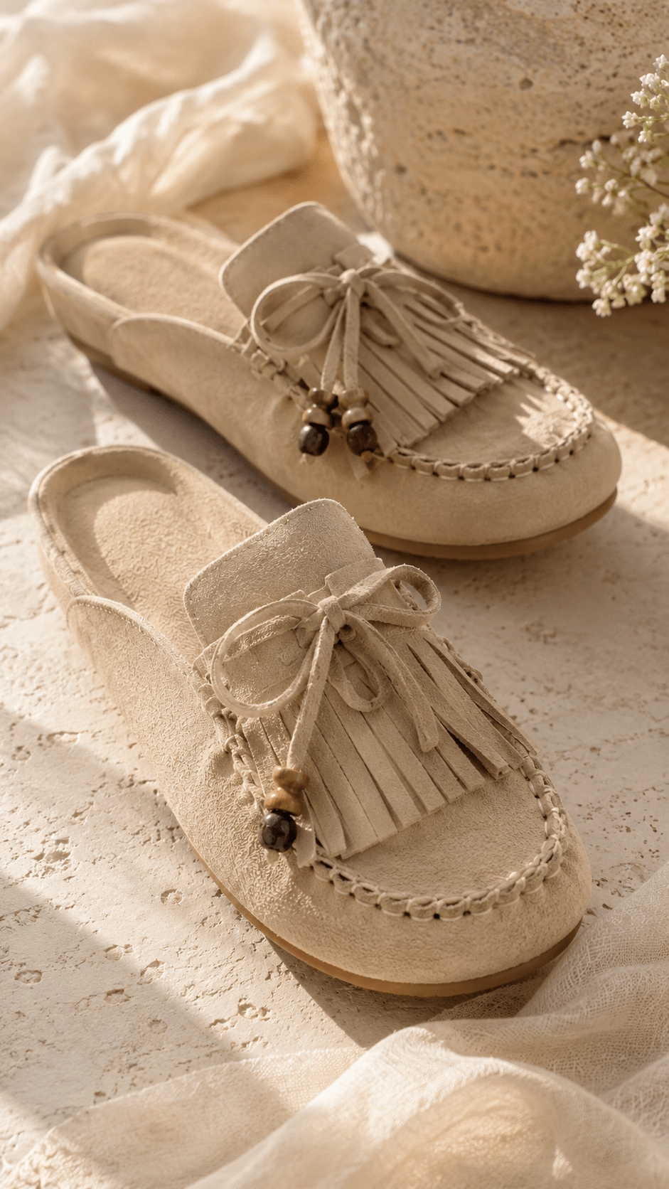 Mules plates bohèmes pour femme, ornées de franges et perles délicates, confortables et stylées.